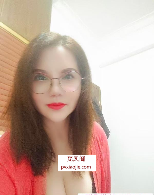 白云闷骚包臀熟女