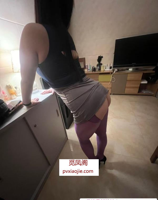 制服肉臀小后妈