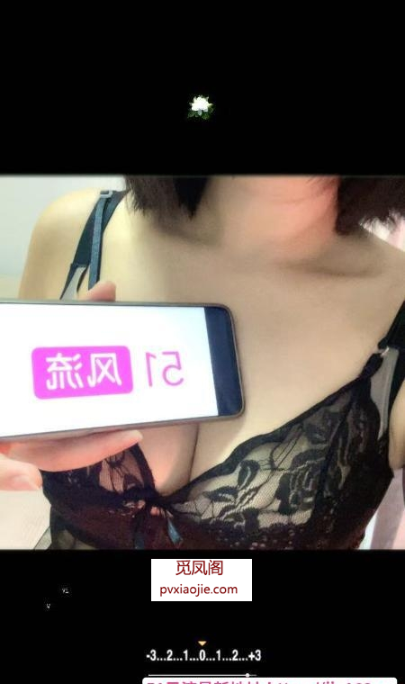 大灯娇小美妇